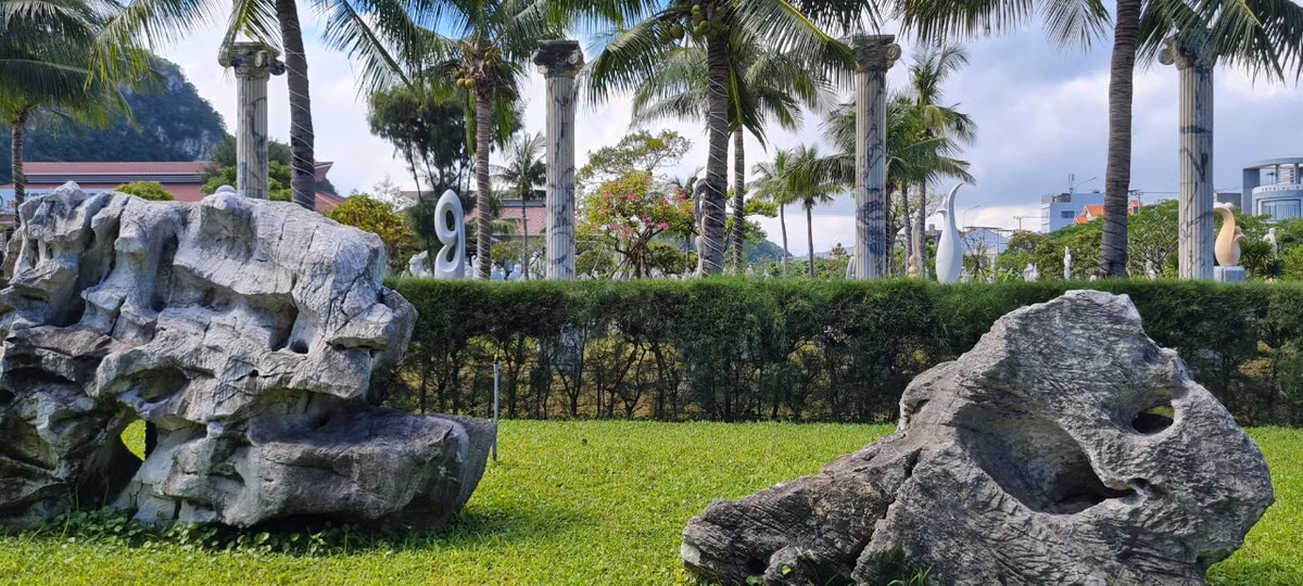 Làng đá mỹ nghệ Non Nước nằm ngay dưới chân núi Ngũ Hành Sơn, cách trung tâm thành phố Đà Nẵng khoảng 8 km.