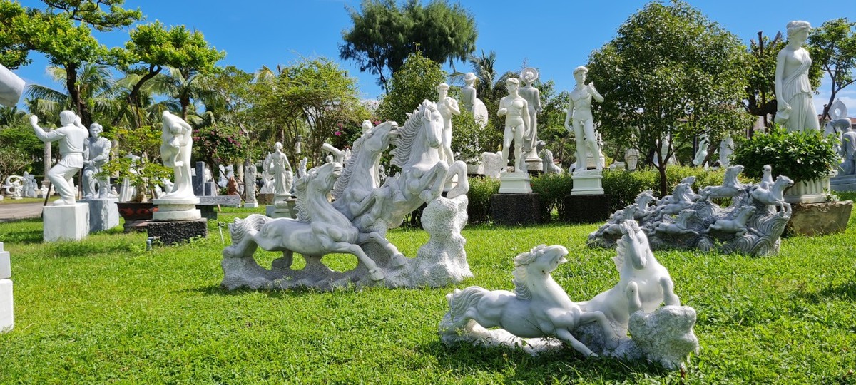 Đến tìm hiểu, chiêm ngưỡng những tác phẩm mỹ nghệ đặc sắc.