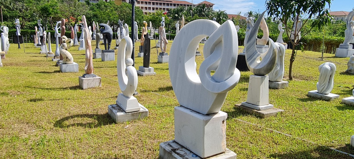 Cả khu vườn bạt ngàn những tác phẩm tài hoa của người thợ đá, nằm ngay dưới chân núi Ngũ Hành Sơn.