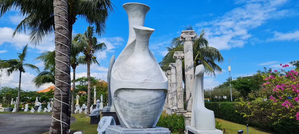 Từ những tác phẩm cao lớn...