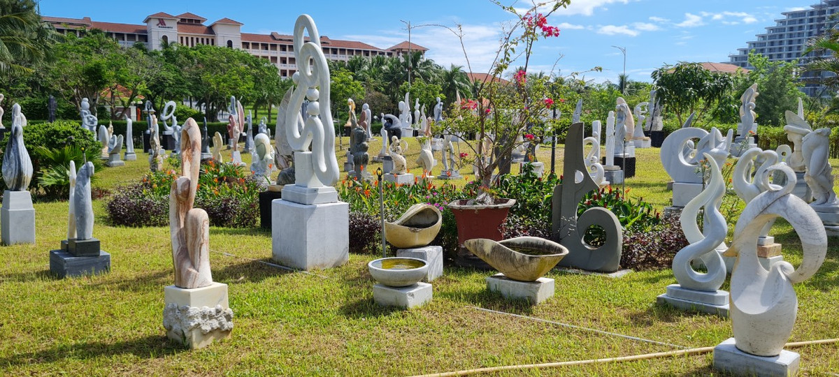 Tất cả tạo nên sức hấp dẫn của khu vườn tượng đá dưới chân núi huyền thoại trên đất Đà thành.