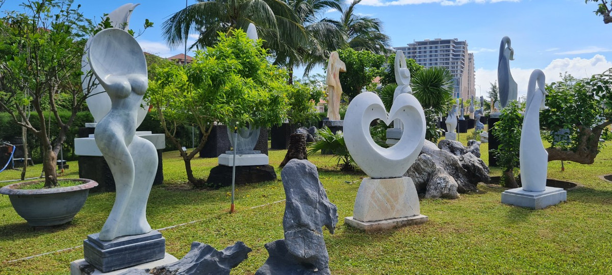 Các tác phẩm đá rất đa dạng về hình dáng, kích cỡ, màu sắc, chủng loại.