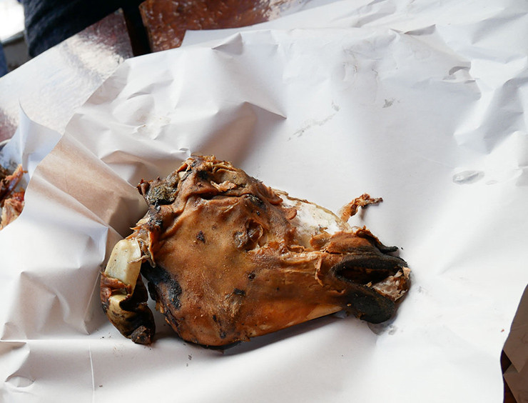 3. Đầu cừu: Nếu bạn có thể ăn não cừu, đừng bỏ qua đầu cừu nhưng nhìn nguyên một chiếc đầu cừu trên đĩa có thể khiến bạn ám ảnh. Thông thường, khi có yêu cầu gọi món này, đầu bếp sẽ chặt nó ra làm tư, cắt miếng nhỏ hơn. Đầu cừu có vài chỗ chứa nhiều chất béo, khá ngon nhưng không kém phần kinh dị.