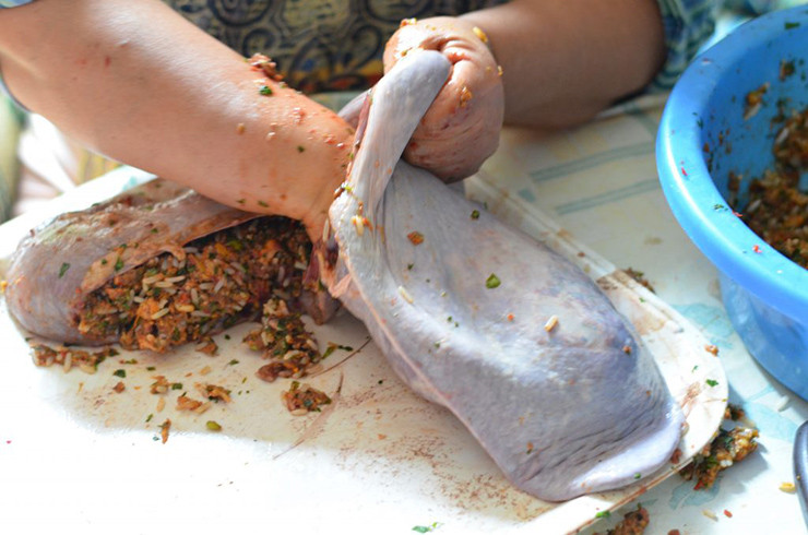  4. Lá lách nhồi: Đối với những người yêu thích nội tạng động vật, lá lách nhồi là một món ngon. Người ta sẽ nhồi vào trong lá lách cừu các loại nhân thơm ngon như thịt bò, thịt cừu xay được tẩm gia vị và cơm, cuối cùng mang đi nướng.