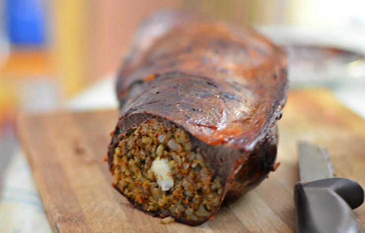 Thoạt nhìn, lá lách nhồi giống như một chiếc xúc xích cỡ lớn. Khác với tim và gan, lá lách nhồi là món ăn không thường xuyên được nấu trong các hộ gia đình ở Maroc. Tuy nhiên, nó luôn là món ngon cháy hàng ở các quán nướng và các cửa hàng bán thịt.