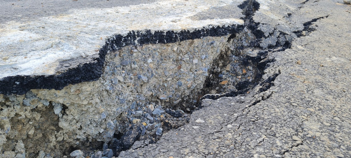 Mặt đường nứt toác, sụt lún .