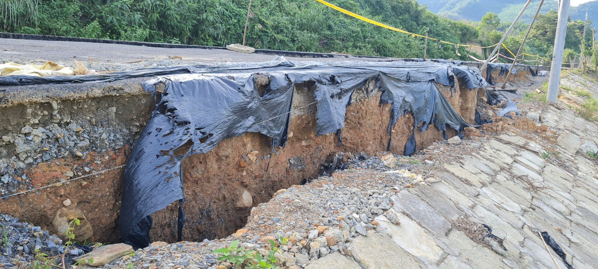 Sụt lún đã tạo ra một khoảng cách lớn giữa lòng đường và lề đường.