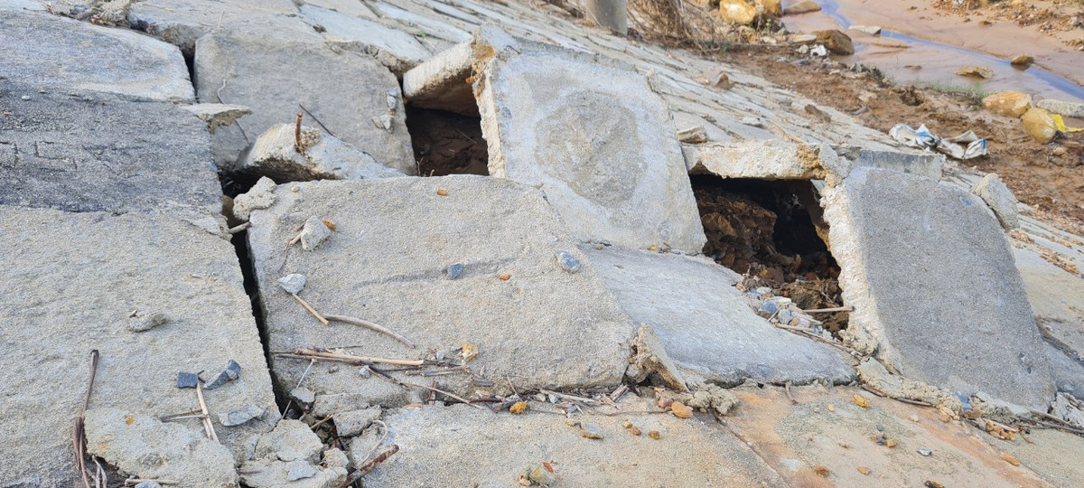 Lề đường bung ra từng mảng.