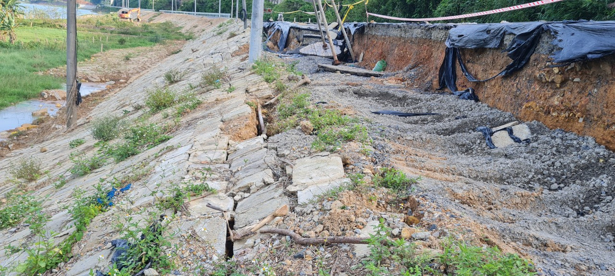 Không chỉ mặt đường mà lề đường cũng bị sạt lở, sụt lún nghiêm trọng.