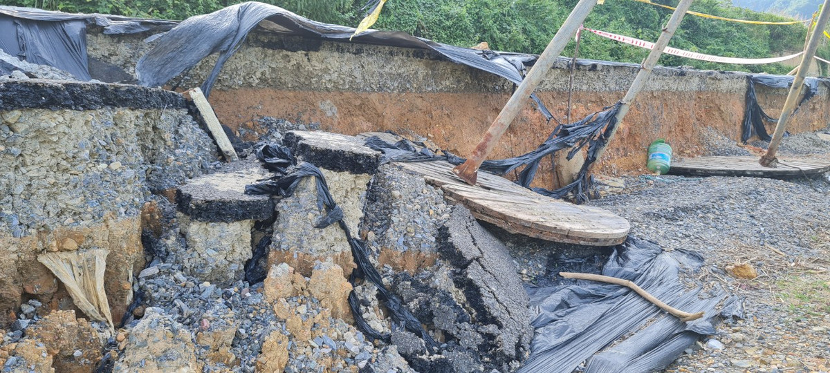 Lớp nhựa thảm mặt đường vỡ vụn thành từng mảnh.