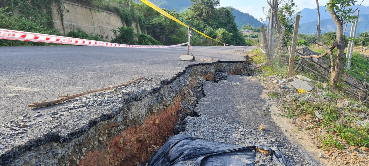 Tại nhiều đoạn trên tuyến ĐT 601, cũng xuất hiện hiện tượng sụt lún nghiêm trọng.