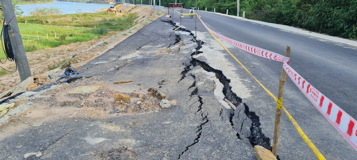 Đáng chú ý, tại nhiều đoạn đường được thảm nhựa đã xuất hiện nhiều vết nứt lớn.