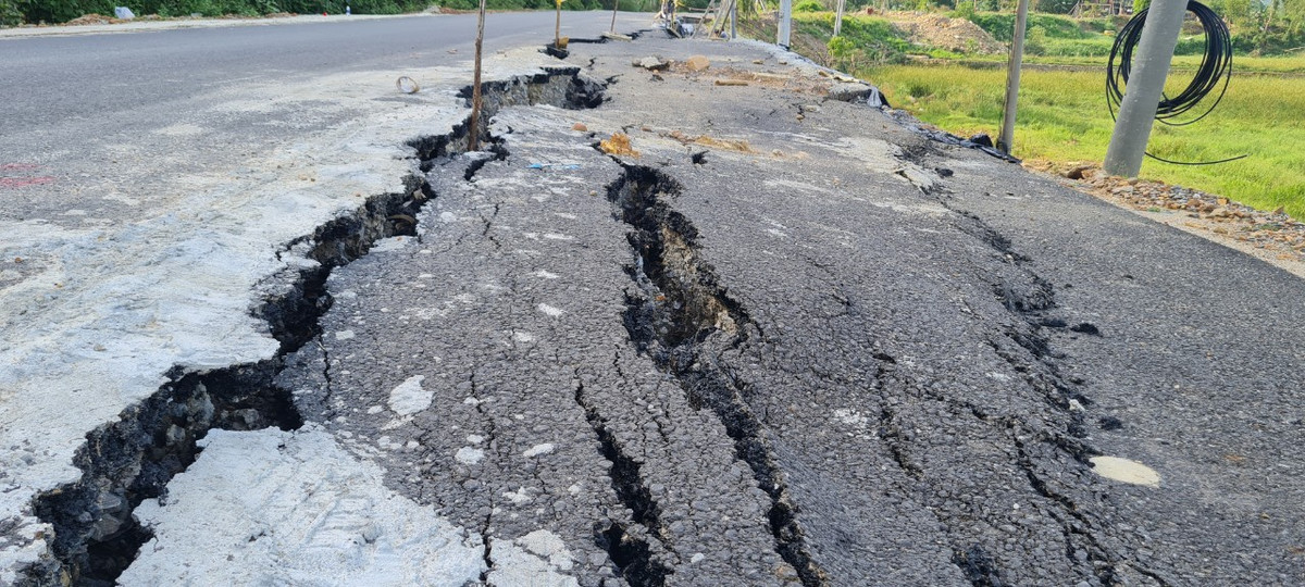 Vết nứt xuất hiện ở nhiều vị trí.