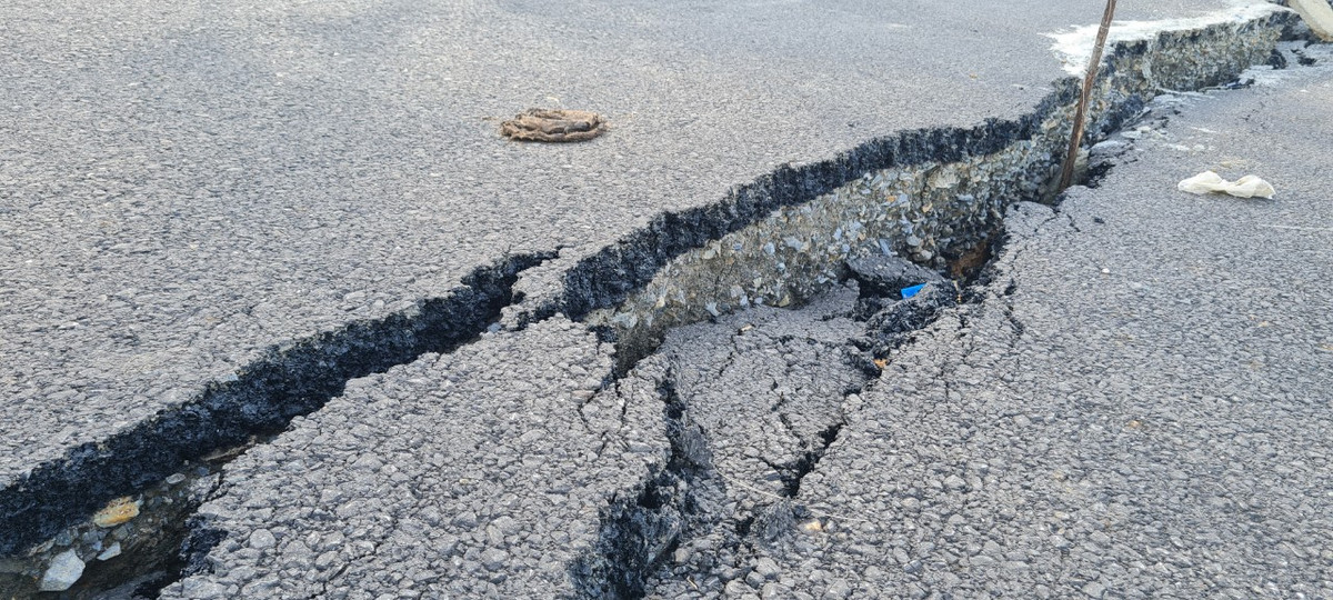 Vết nứt lớn chạy dọc, chạy ngang tại nhiều vị trí trên tuyến đường trăm tỷ.