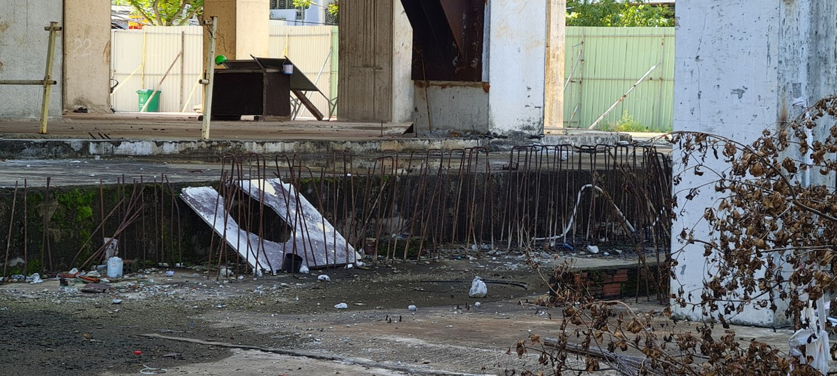 Khung cảnh hoang tàn đến khó tin ngay giữa trung tâm thành phố.