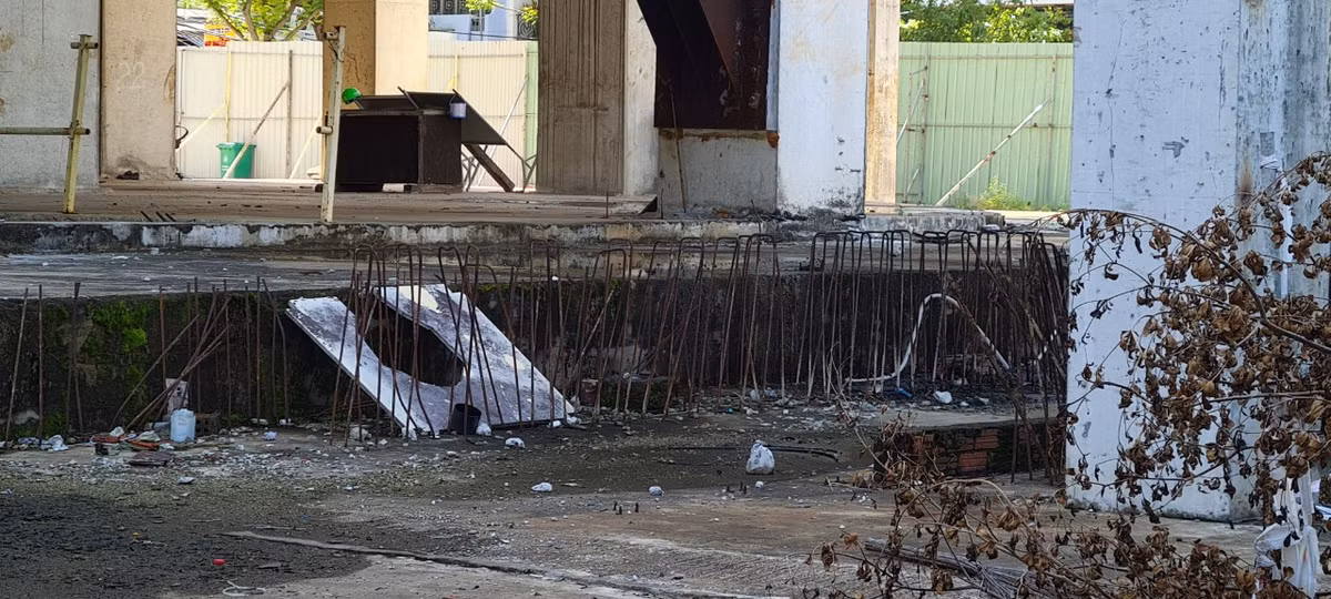 Khung cảnh hoang tàn đến khó tin ngay giữa trung tâm thành phố.