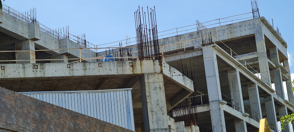 Nhưng sau hơn 10 năm triển khai, dự án vẫn trong cảnh "đắp chiếu" và hoang tàn ngay giữa trung tâm thành phố.