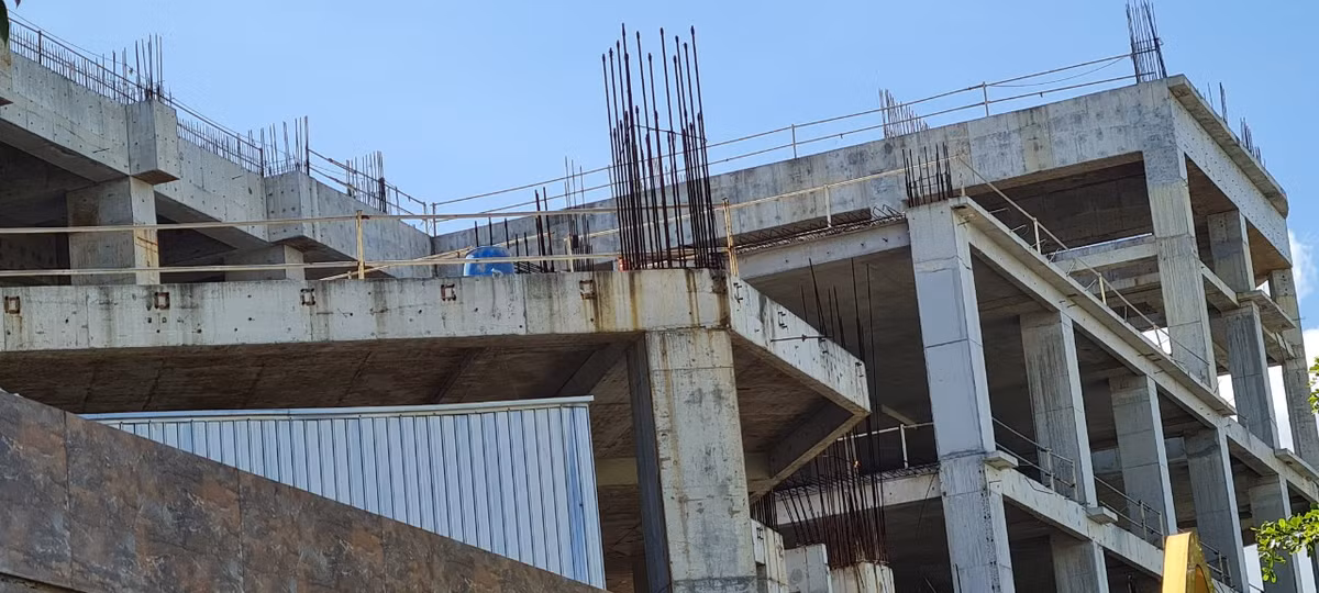 Nhưng sau hơn 10 năm triển khai, dự án vẫn trong cảnh "đắp chiếu" và hoang tàn ngay giữa trung tâm thành phố.