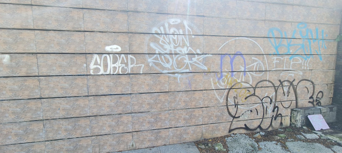 Tường bị vẽ bậy, bôi bẩn.