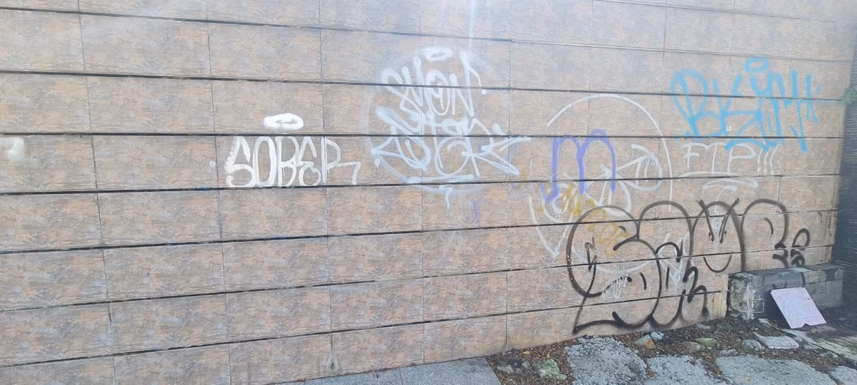 Tường bị vẽ bậy, bôi bẩn.