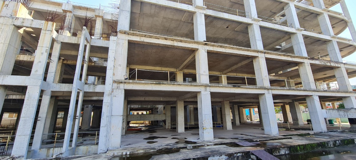 Một khối nhà thi công dang dở từ nhiều năm trước.