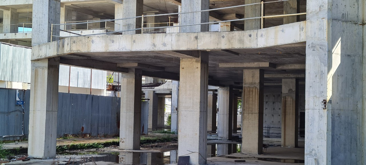 Phía dưới công trình, nước mưa đọng thành vũng, là nơi sinh sôi của muỗi.