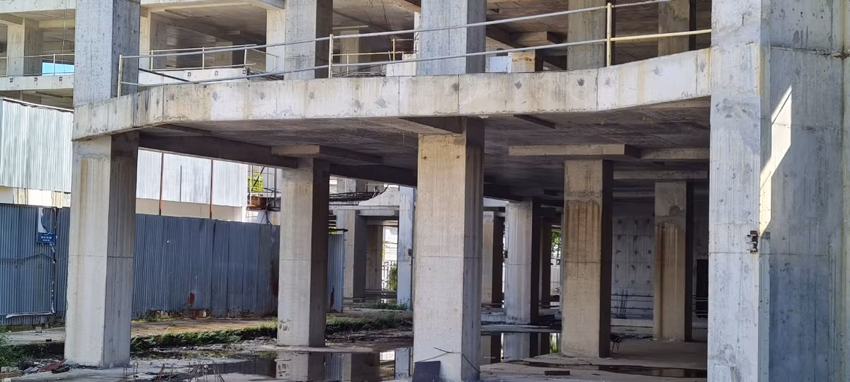 Phía dưới công trình, nước mưa đọng thành vũng, là nơi sinh sôi của muỗi.