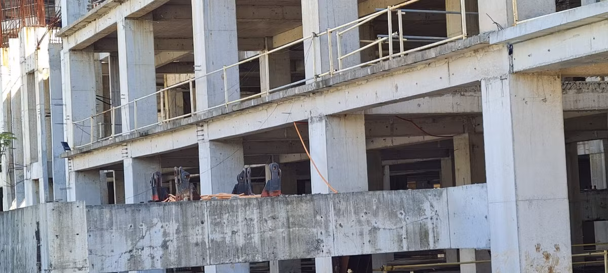 Trong khi đó, nhiều hạng mục công trình đã bắt đầu xuống cấp.