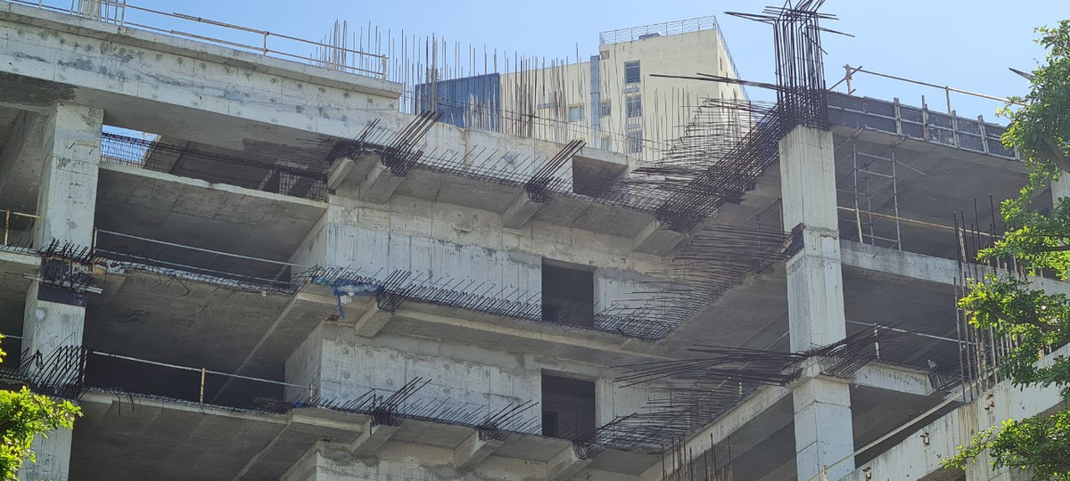 Bê tông cốt thép lởm chởm đã bắt đầu gỉ sét.