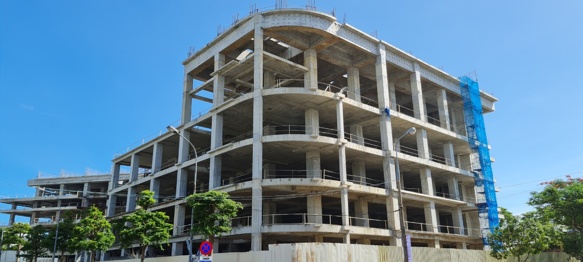 Dự án nằm tại trung tâm thành phố với 4 mặt tiền đường Phạm Hồng Thái - Nguyễn Chí Thanh - Nguyễn Thái Học - Yên Bái (quận Hải Châu, TP. Đà Nẵng).