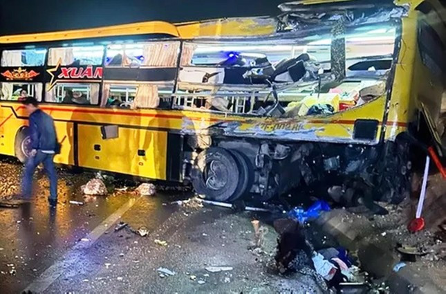 Xe khách giường nằm vỡ phần đuôi, nằm ngang đường.