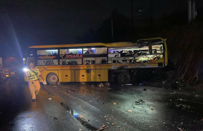 Nhận được thông tin, lực lượng CSGT Công an tỉnh Thừa Thiên Huế đã nhanh chóng có mặt tại hiện trường.