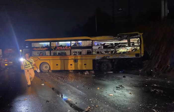 Nhận được thông tin, lực lượng CSGT Công an tỉnh Thừa Thiên Huế đã nhanh chóng có mặt tại hiện trường.