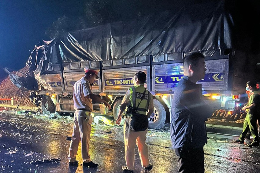 Lực lượng chức năng thực hiện công tác cứu hộ cứu nạn, phân luồng giao thông trong đêm.