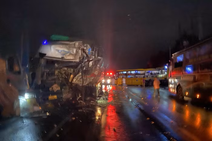 Thời điểm trên, ô tô tải biển kiểm soát 73C-097.01 do tài xế H. (39 tuổi, trú tại huyện Bố Trạch, tỉnh Quảng Bình) điều khiển chạy hướng Bắc - Nam va chạm với xe khách giường nằm biển kiểm soát 47F-002.86 do tài xế T. (49 tuổi, trú tại Ninh Hòa, Khánh Hòa) điều khiển chạy theo hướng ngược lại.