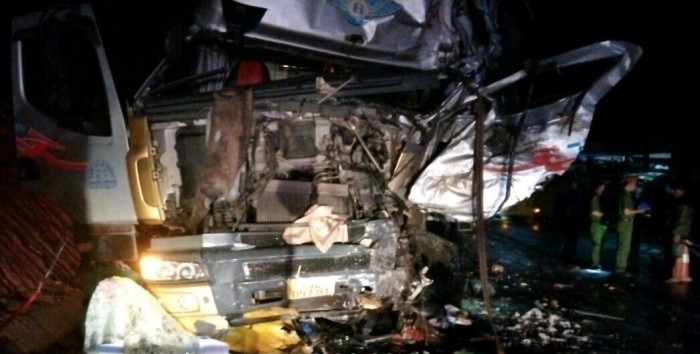 Cú va chạm đấu đầu khiến hai 2 người tử vong, 13 người khác bị thương phải nhập viện cấp cứu.