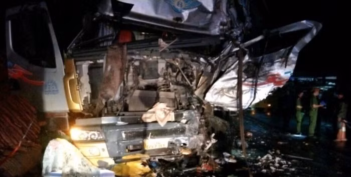 Cú va chạm đấu đầu khiến hai 2 người tử vong, 13 người khác bị thương phải nhập viện cấp cứu.