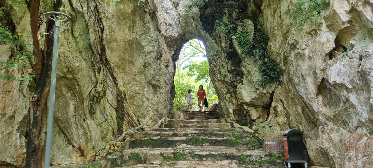 Những bậc thang dẫn xuống các hang động kỳ bí.