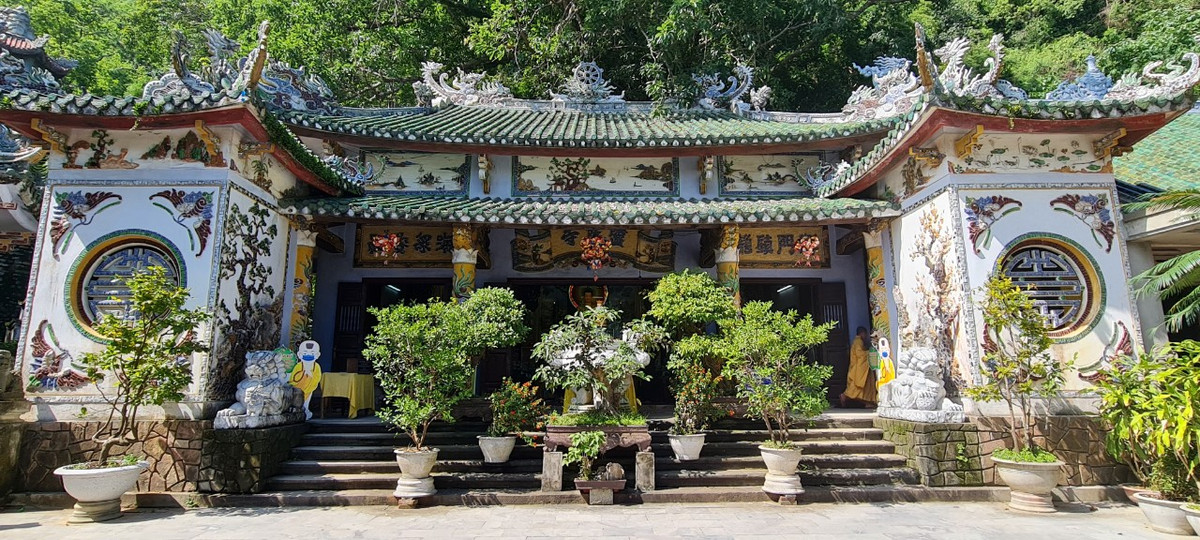 Chùa Linh Ứng Non Nước - Ngũ Hành Sơn với tuổi đời hàng trăm năm.