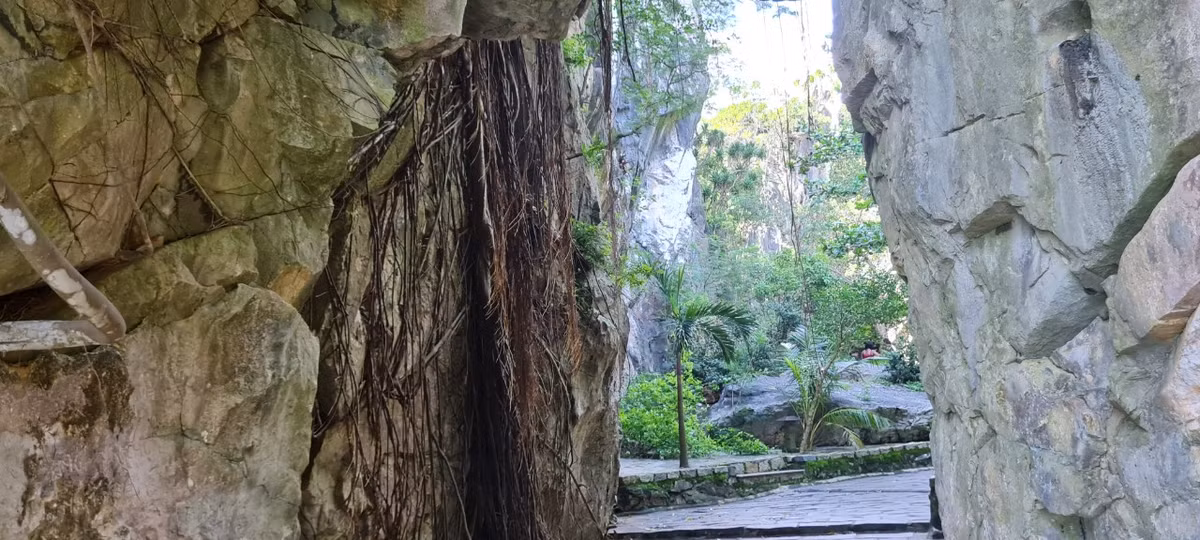 Những con đường xuyên qua vách đá khiến du khách ngỡ như mình đang lạc bước vào tiên cảnh..