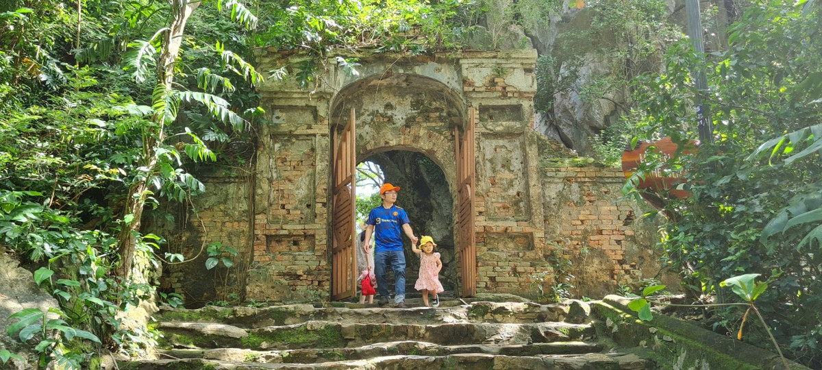 Những cổng chào nhuốm màu thời gian.