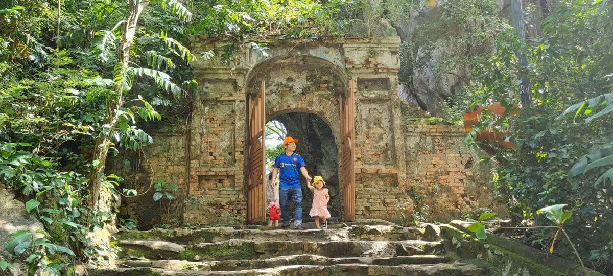 Những cổng chào nhuốm màu thời gian.