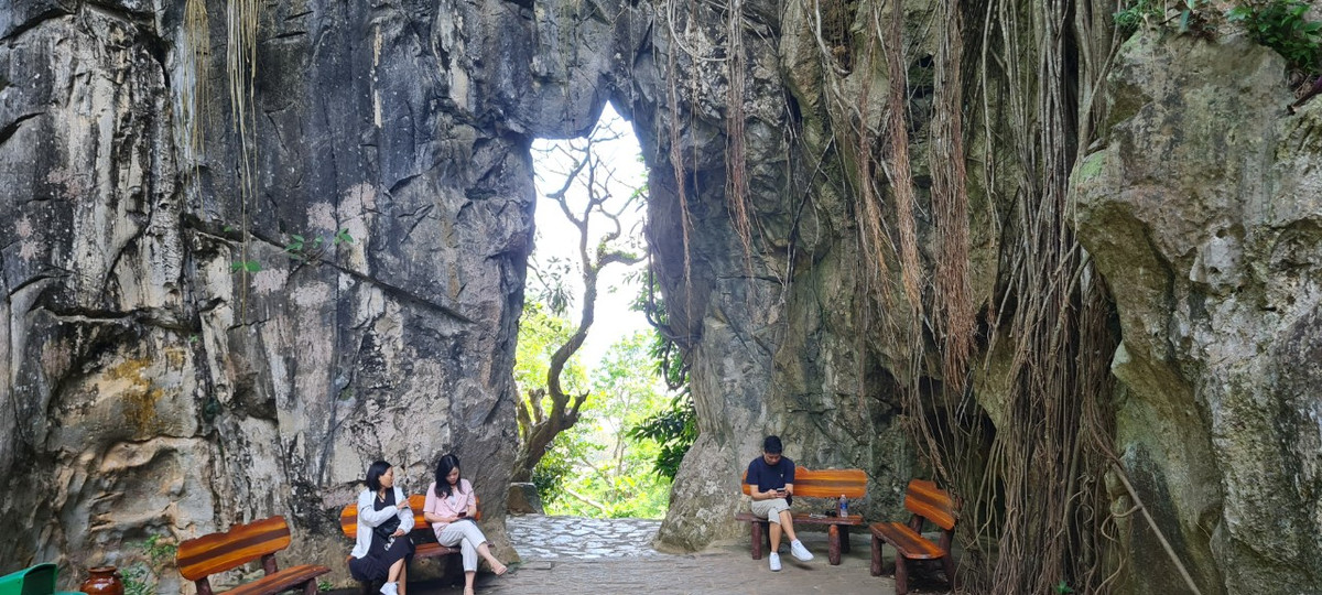 Bên cạnh những ngôi chùa trăm tuổi, Ngũ Hành Sơn còn có một hệ thống hang động lung linh huyền ảo.