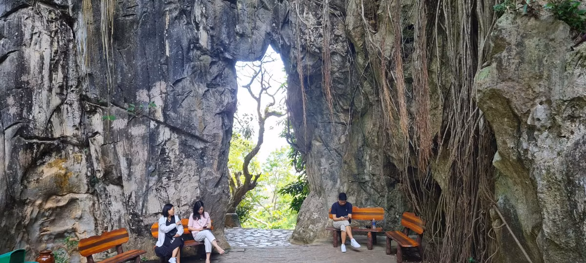 Bên cạnh những ngôi chùa trăm tuổi, Ngũ Hành Sơn còn có một hệ thống hang động lung linh huyền ảo.