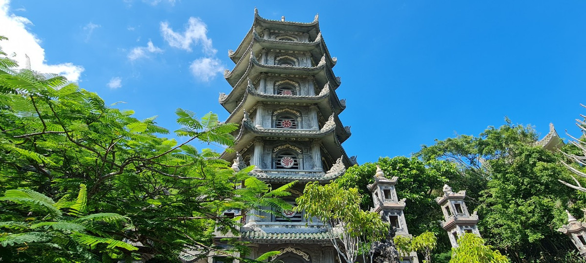 Ngũ Hành Sơn còn là nơi hội tụ nhiều công trình kiến trúc văn hoá và lịch sử đặc sắc.