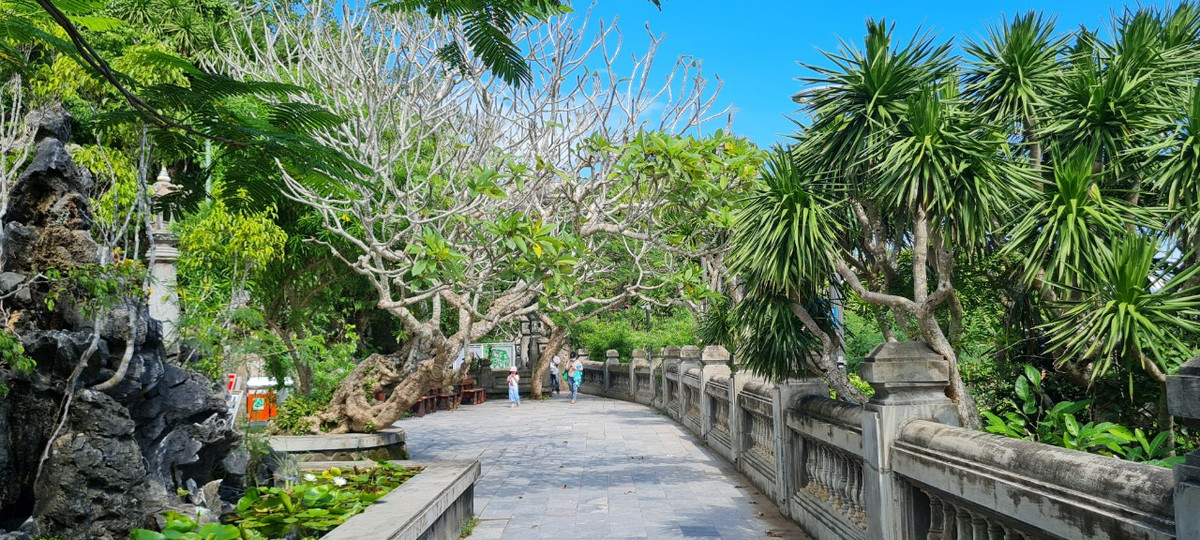 Khung cảnh yên bình của vùng đất tâm linh.