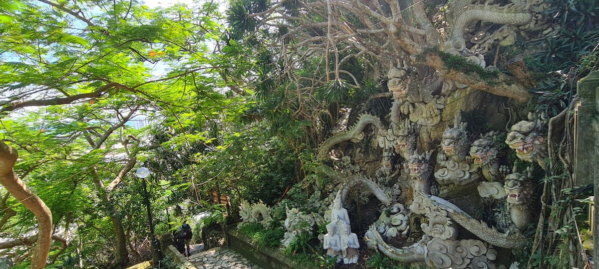 Hơn trăm bậc thang dẫn lên ngọn Thủy Sơn - ngọn núi đẹp nhất và lớn nhất trong quần thể Ngũ Hành Sơn.