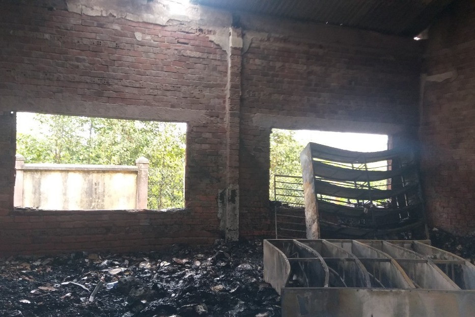 Đến khoảng 1h15 ngày 12/11, đám cháy cơ bản được dập tắt. Vụ cháy đã khiến ba phòng gồm phòng y tế, thư viện và phòng đọc bị hư hại với diện tích cháy khoảng 100m2, toàn bộ sách, bàn ghế, hai dàn máy vi tính để bàn, hai máy in và một số vật dụng khác bị thiêu rụi.