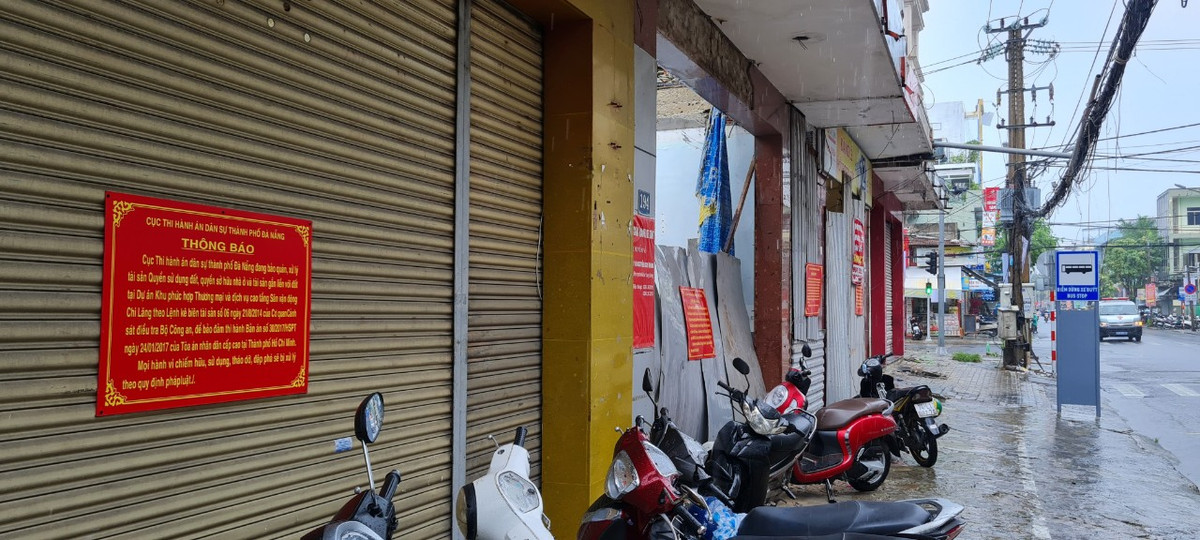 Những xác nhà đóng cửa im ỉm.