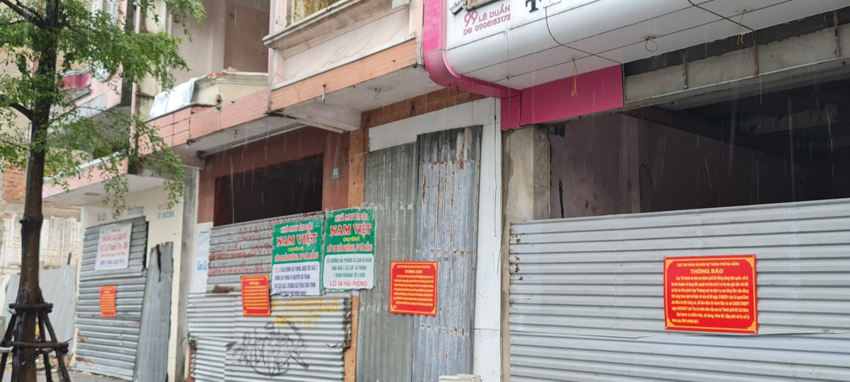 Hoặc được che tôn nửa kín nửa hở.